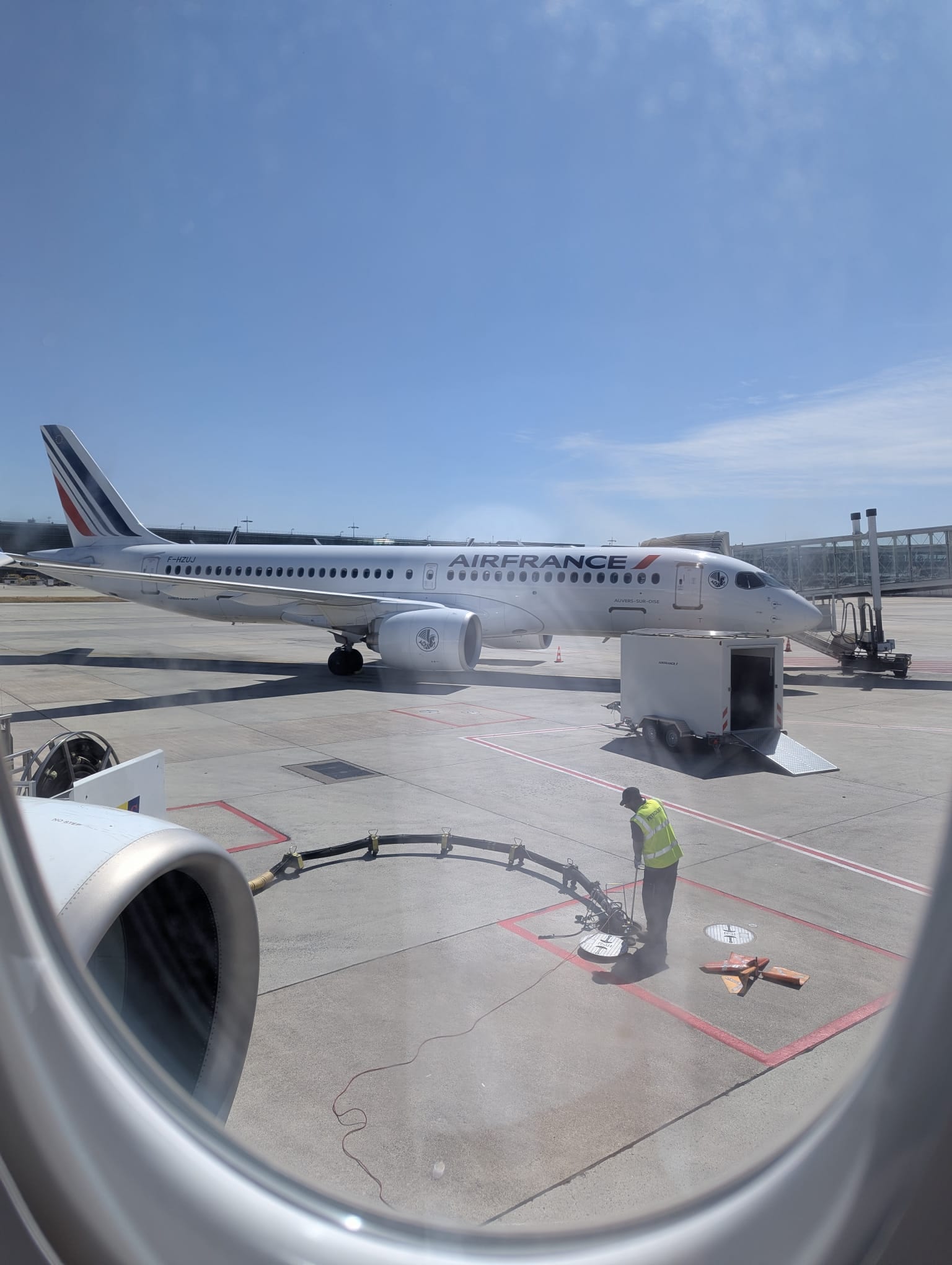 Avion au départ d'un aéroport parisien
