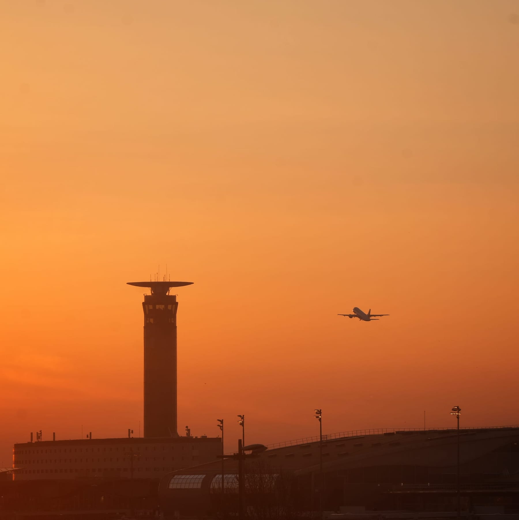Tour de contrôle et avion sur le tarmac
